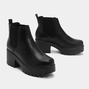 BLACK PLATFORM ANKLE BOOT | SIZE 7